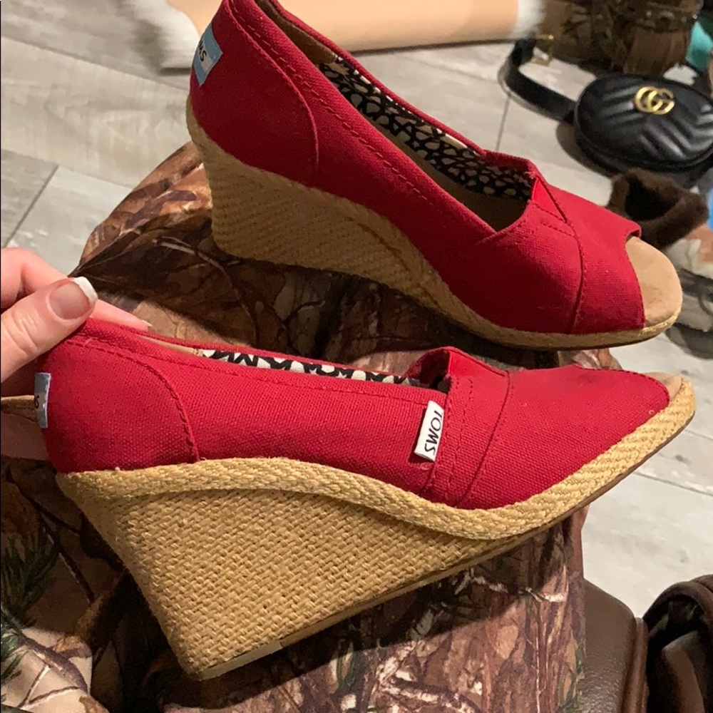 Red Tom’s opened toed wedges